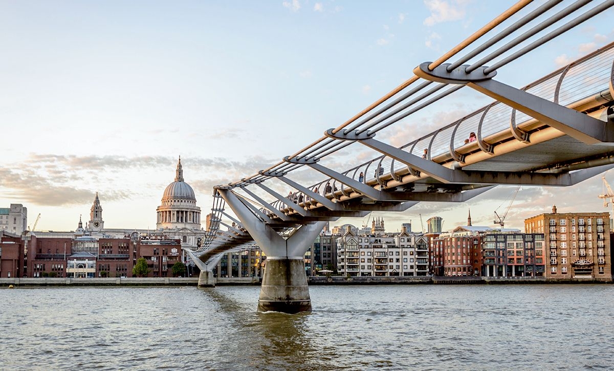 Diseño Generativo - Vista del Millenium Bridge sobre el río Támesis en Londres