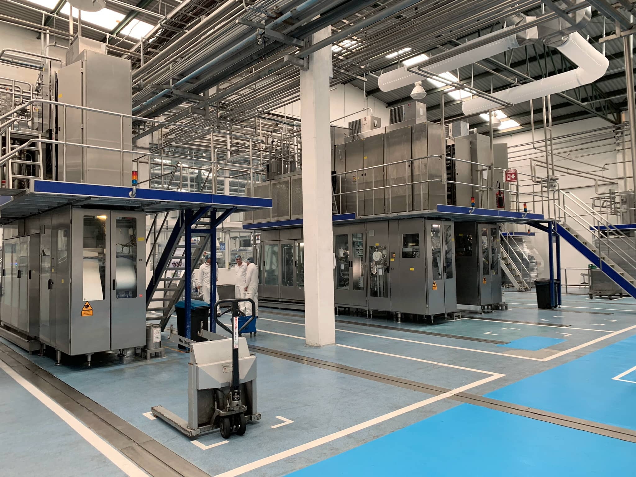 Control y automatización de procesos con sistemas PLC y pantallas HMI.