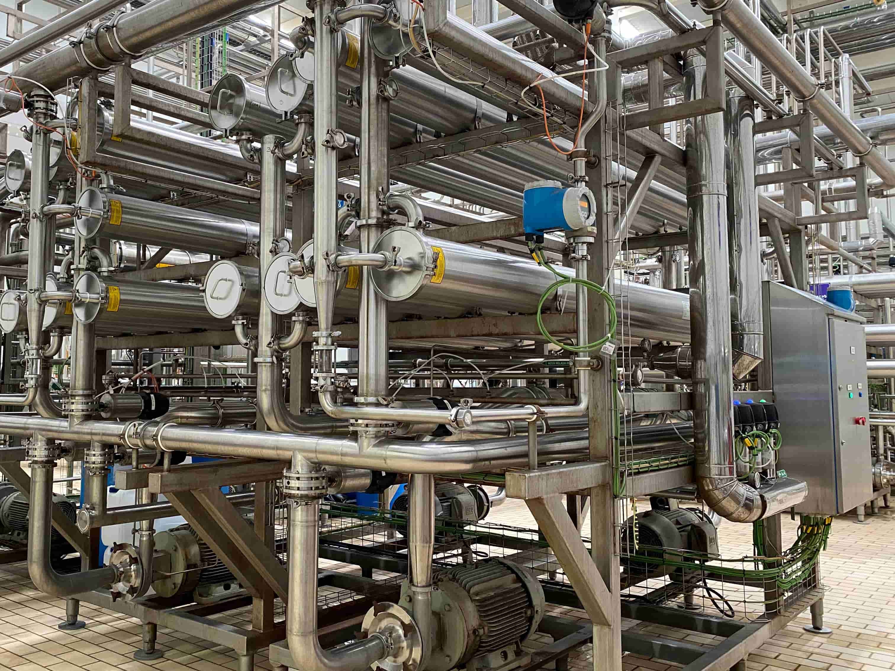 Integración de equipamiento como manifolds para el procesamiento de bebidas.