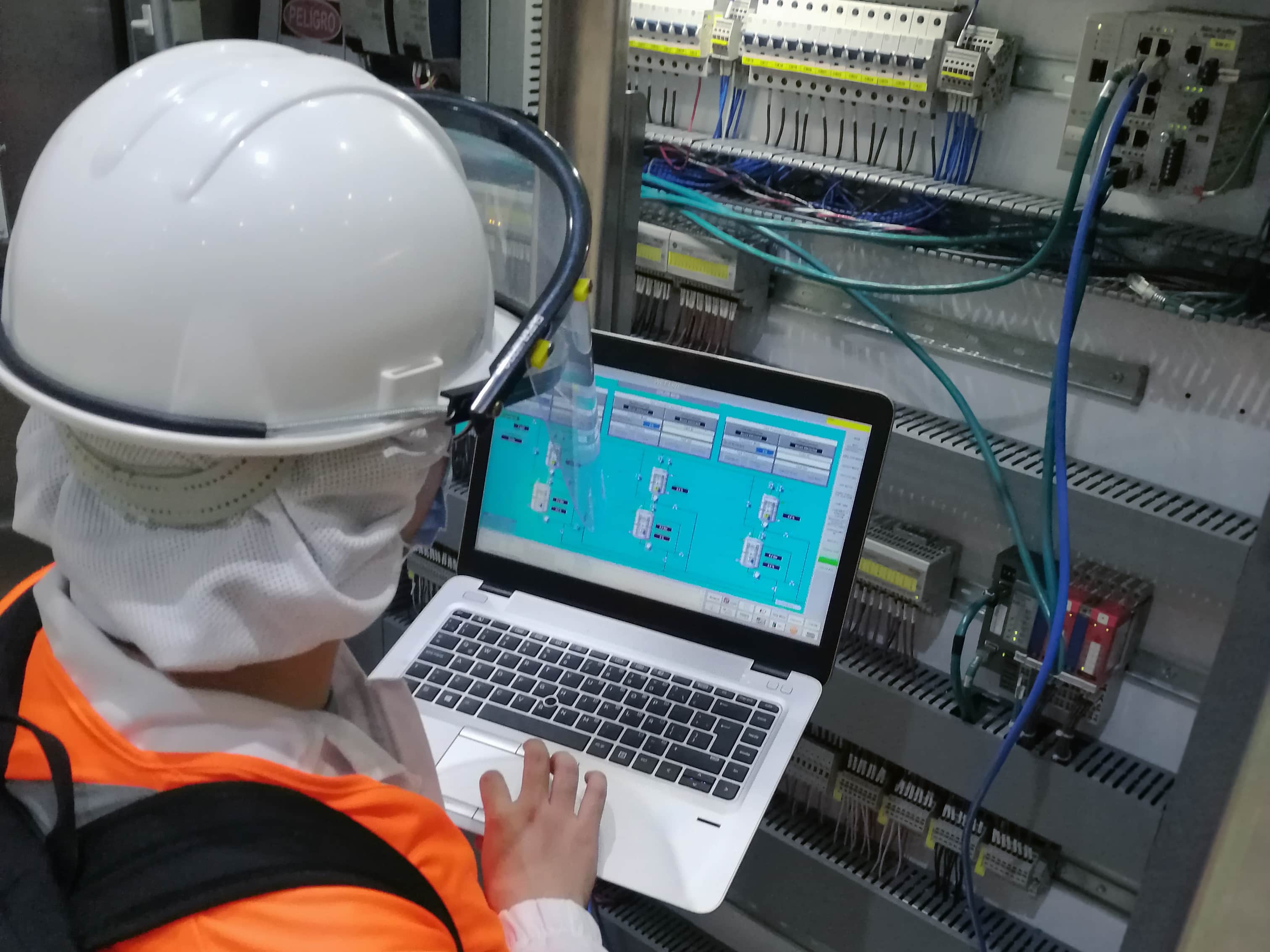 Monitoreo y control de cada etapa del proceso con sistemas especializados.